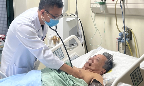 Đang ngồi đột ngột ng&#227; quỵ, chỉ &#237;t ph&#250;t sau người đ&#224;n &#244;ng ngưng tim, ngưng thở