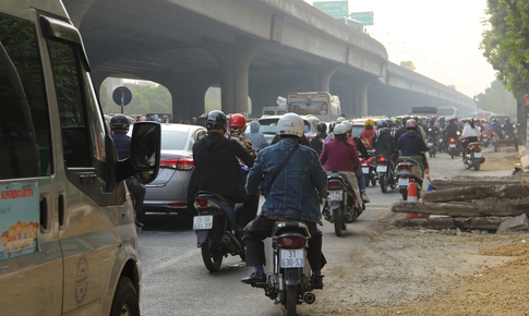 Khốn khổ với những 'lô cốt' mọc dày đặc trên đường Nguyễn Xiển