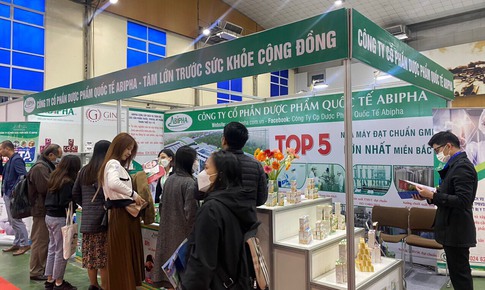Khách hàng đổ bộ gian hàng Abipha tại Triển lãm QT chuyên ngành Y dược HN