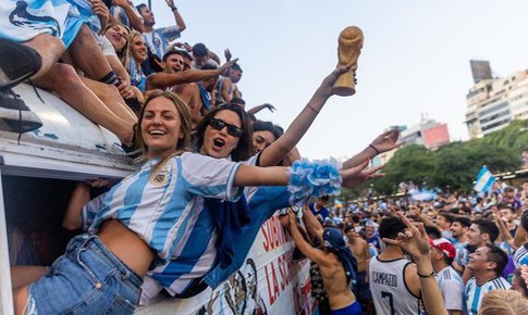 Biển người Argentina phủ k&#237;n c&#225;c con phố, Messi v&#224; đồng đội phải nhờ trực thăng giải cứu