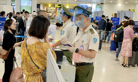 3 người bị cấm bay v&#236; h&#250;t thuốc l&#225;, d&#249;ng giấy tờ của người kh&#225;c đi m&#225;y bay