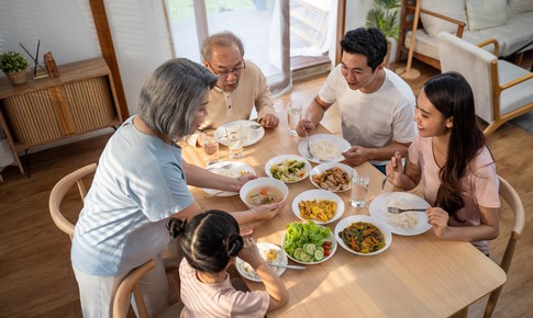 Những bữa cơm tất ni&#234;n nhắc nhẹ &quot;bạn l&#224; cả thế giới&quot; với gia đ&#236;nh