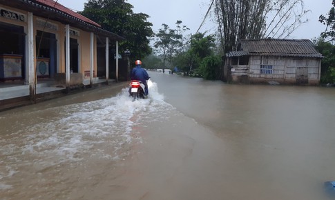 Mưa lớn k&#233;o d&#224;i, v&#249;ng thấp trũng ở Thừa Thi&#234;n Huế bị ngập lụt