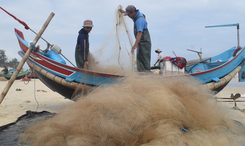 Ngư d&#226;n v&#249;ng b&#227;i ngang buồn v&#236; sản lượng bấp b&#234;nh, gi&#225; dầu tăng cao