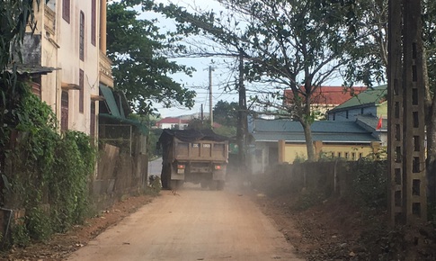 Xe trọng tải lớn của &#39;đất tặc&#39; gi&#224;y x&#233;o đường d&#226;n sinh g&#226;y hư hỏng, mất an to&#224;n giao th&#244;ng