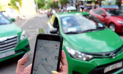 C&#243; n&#234;n gộp taxi truyền thống v&#224; taxi c&#244;ng nghệ?