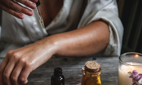 Sở hữu làn da thiên thần nhờ dầu và nước hoa hồng
