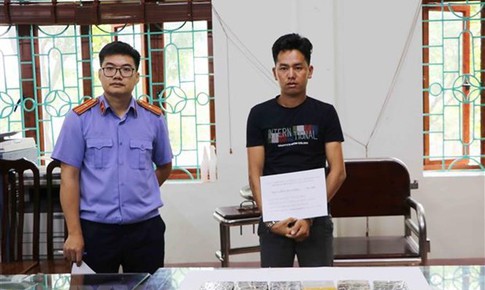 Bắt quả tang đối tượng mua bán trái phép 12 bánh heroin