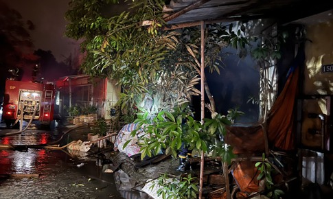 H&#224; Nội: Ch&#225;y ng&#249;n ngụt xưởng gỗ gần 500m2 trong l&#224;ng nghề 