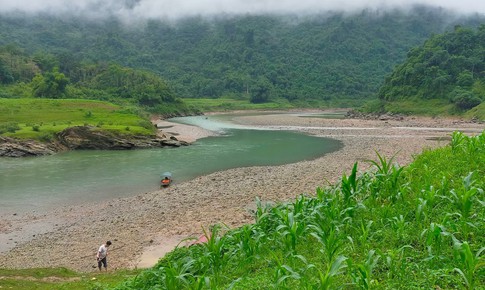 Lật thuyền tr&#234;n s&#244;ng G&#226;m, 2 vợ chồng mất t&#237;ch trong đ&#234;m