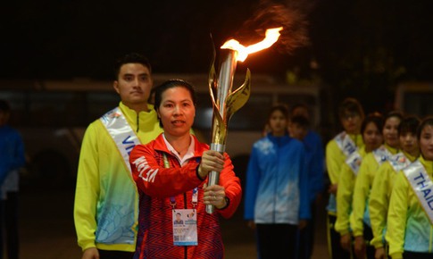 Ngọn lửa SEA Games 31 rực s&#225;ng tr&#234;n bầu trời H&#224; Nội