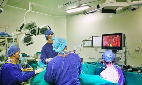 Bộ ngực phì đại khiến cô gái trẻ đẹp khuyết lõm hai lồng ngực, thoát vị đệm