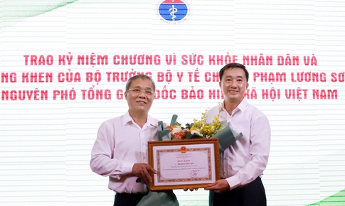 Bộ Y tế trao Kỷ niệm chương &quot;V&#236; sức khỏe nh&#226;n d&#226;n&quot; cho TS Phạm Lương Sơn, nguy&#234;n Ph&#243; Tổng gi&#225;m đốc BHXH Việt Nam 
