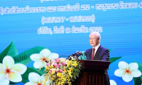 &quot;T&#236;nh nghĩa Việt-L&#224;o s&#225;ng hơn trăng rằm, thơm hơn đ&#243;a hoa n&#224;o thơm nhất&quot;