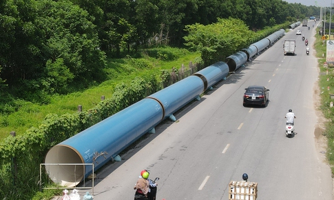 Cận cảnh ống dẫn nước khổng lồ nằm dọc đại lộ Thăng Long đợi ng&#224;y lắp đặt