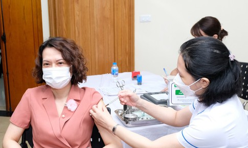 Thứ trưởng Bộ Y tế c&#249;ng hơn 200 người ti&#234;m vaccine COVID-19 tại lễ ph&#225;t động ti&#234;m mũi 3 v&#224; 4