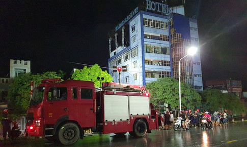 Hải Ph&#242;ng: Nh&#224; 6 tầng thuộc kh&#225;ch sạn Hải Yến bị đổ sập trong đ&#234;m 