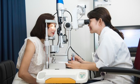 Bệnh thoái hóa điểm vàng trẻ hóa, triệu chứng cảnh báo cần lưu ý