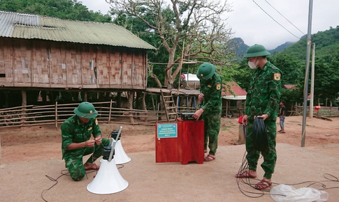 Tiếng loa giữa đại ng&#224;n gọi người d&#226;n dậy l&#234;n rẫy, truyền tải th&#244;ng tin khắp bản xa