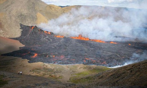 N&#250;i lửa lại phun tr&#224;o gần thủ đ&#244; của Iceland