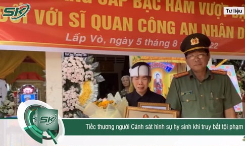 Cảm động h&#236;nh ảnh người vợ kh&#243;c cạn nước mắt b&#234;n di ảnh cảnh s&#225;t hy sinh v&#236; truy bắt tội phạm