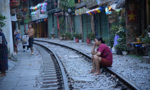 &quot;Phố c&#224; ph&#234; đường t&#224;u&quot; vắng tanh như ch&#249;a B&#224; Đanh sau lệnh cấm