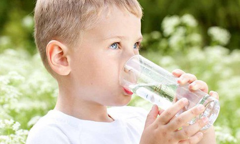 Gi&#250;p cha mẹ c&#225;ch t&#237;nh lượng nước cần uống trong ng&#224;y ở trẻ em cực kỳ dễ nhớ