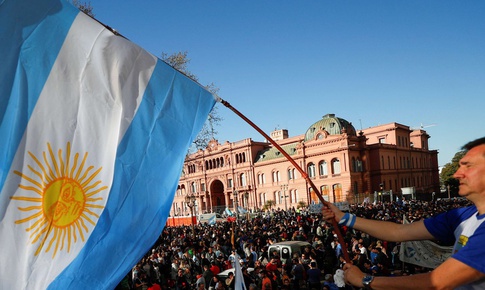 Vụ &#225;m s&#225;t hụt ph&#243; tổng thống g&#226;y r&#250;ng động Argentina