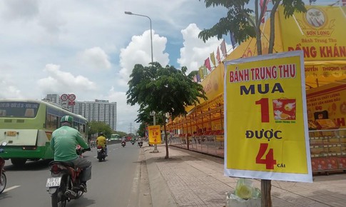 Cảnh gi&#225;c với b&#225;nh trung thu si&#234;u khuyến mại