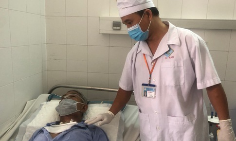 Bệnh nhân ung thư lưỡi máu chảy ồ ạt từ miệng