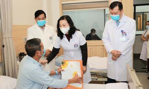 Bộ trưởng Bộ Y tế Đ&#224;o Hồng Lan thăm, tặng qu&#224; bệnh nh&#226;n ung thư dịp Xu&#226;n Qu&#253; M&#227;o
