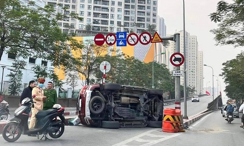 H&#224; Nội: &#212; t&#244; lật nghi&#234;ng chắn cầu vượt Ho&#224;ng Minh Gi&#225;m