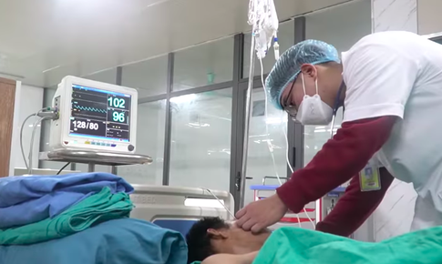 Cấp cứu người đàn ông bị dao đâm sâu vào bụng 10cm ngày nghỉ Tết