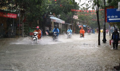 Mưa lớn k&#233;o d&#224;i ở miền Trung lan rộng ra miền Bắc