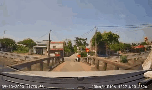[Video] &#212; t&#244; v&#224; xe m&#225;y đ&#226;m ch&#237;nh diện khi qua cầu