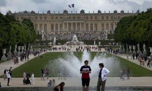 Cảnh s&#225;t Ph&#225;p b&#225;o động c&#243; bom tại Cung điện Versailles