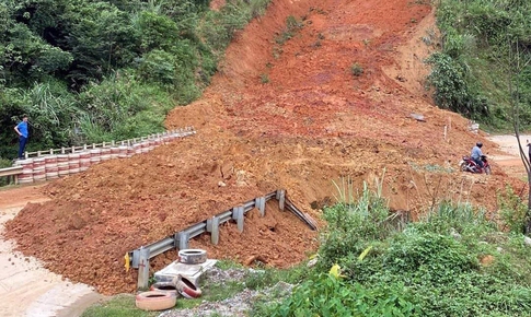 Sạt lở g&#226;y &#225;ch tắc giao th&#244;ng tr&#234;n Đ&#232;o L&#242; Xo