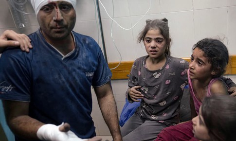 Vụ nổ bệnh viện ở Gaza khiến h&#224;ng trăm người thiệt mạng, Hamas v&#224; Israel đổ lỗi cho nhau