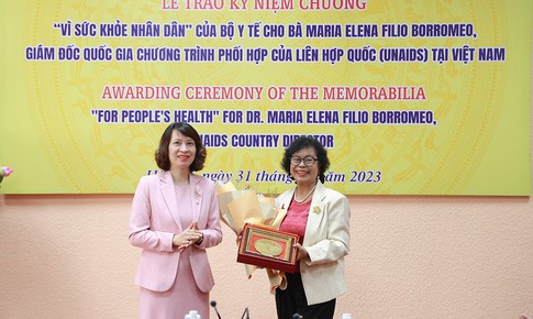 Bộ Y tế trao Kỷ niệm chương &#39;V&#236; sức khỏe nh&#226;n d&#226;n&#39; cho Gi&#225;m đốc Quốc gia UNAIDS tại Việt Nam