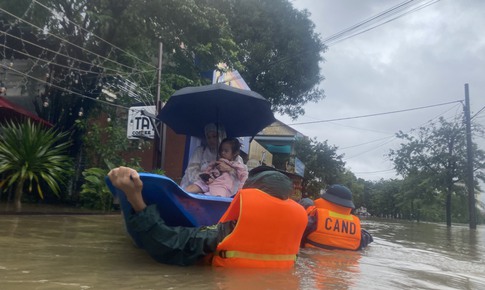 Vượt lũ dầm mưa đưa thai phụ đến bệnh viện sinh con