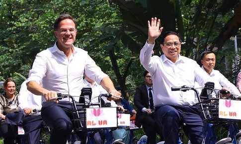 Thủ tướng Phạm Minh Ch&#237;nh v&#224; Thủ tướng H&#224; Lan c&#249;ng đạp xe dạo phố H&#224; Nội