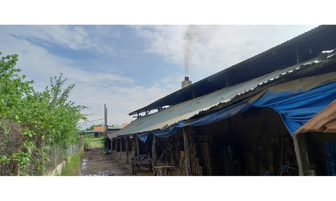UBND thị xã Ninh Hoà đưa giải pháp khắc phục lò gạch nhả khói ngày đêm sau phản ánh của Báo SK&ĐS