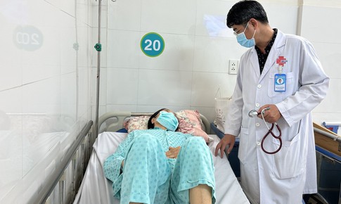 Người phụ nữ bị ung thư phổi kh&#244;ng phải cắt xương sườn mở lồng ngực nhờ phẫu thuật robot