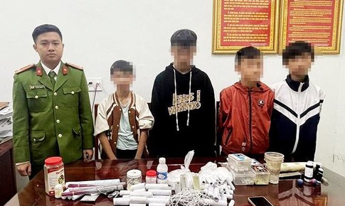 Nh&#243;m học sinh ở H&#224; Tĩnh l&#234;n mạng mua h&#243;a chất chế tạo ph&#225;o nổ