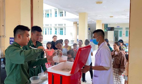 'Nồi cháo nghĩa tình' ấm lòng người bệnh vùng cao