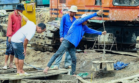 Vụ b&#233; Hạo Nam rơi xuống trụ b&#234; t&#244;ng ở Đồng Th&#225;p: Chỉ l&#224; tai nạn lao động, kh&#244;ng khởi tố vụ &#225;n