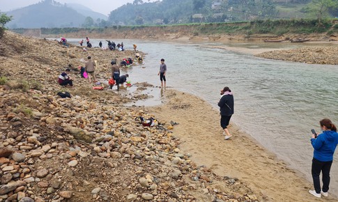 H&#224;ng trăm người d&#226;n đổ x&#244; đi đ&#224;o đ&#225; qu&#253; rồi ‘vỡ mộng’ khi biết sự thật