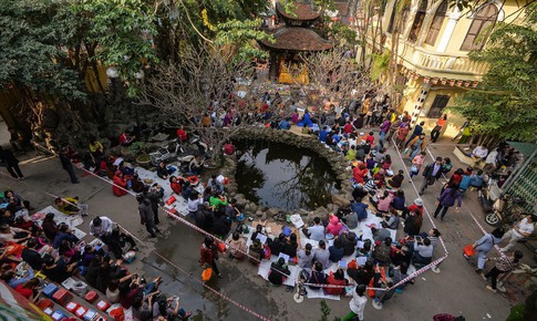 Những ng&#244;i ch&#249;a tại H&#224; Nội nổi tiếng linh thi&#234;ng, đ&#244;ng nghịt người đi lễ ng&#224;y Rằm th&#225;ng Gi&#234;ng