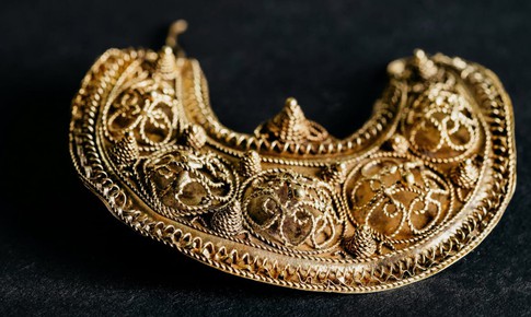Nh&#224; sử học H&#224; Lan t&#236;m thấy kho b&#225;u thời trung cổ bằng m&#225;y d&#242; kim loại