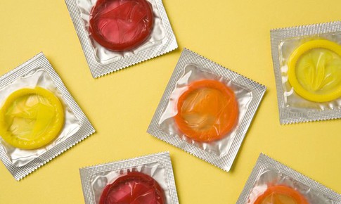 Chất bôi trơn trong bao cao su có hại cho 'cậu nhỏ' và đối tác không?